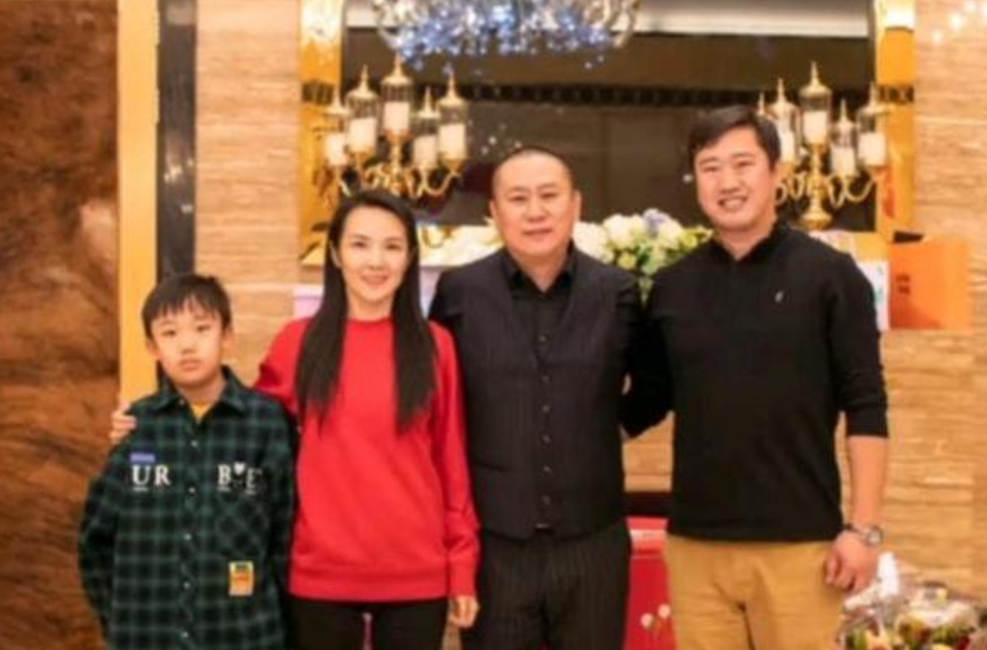 明星结婚纪念日过法有多夸张？有人摆名酒示爱，有人互送古董珠宝