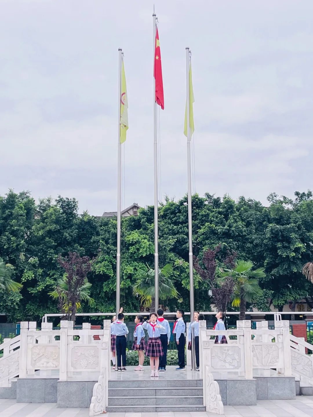 成都高新区中和小学举行以“有爱无碍 共享美好”为主题的升旗仪式