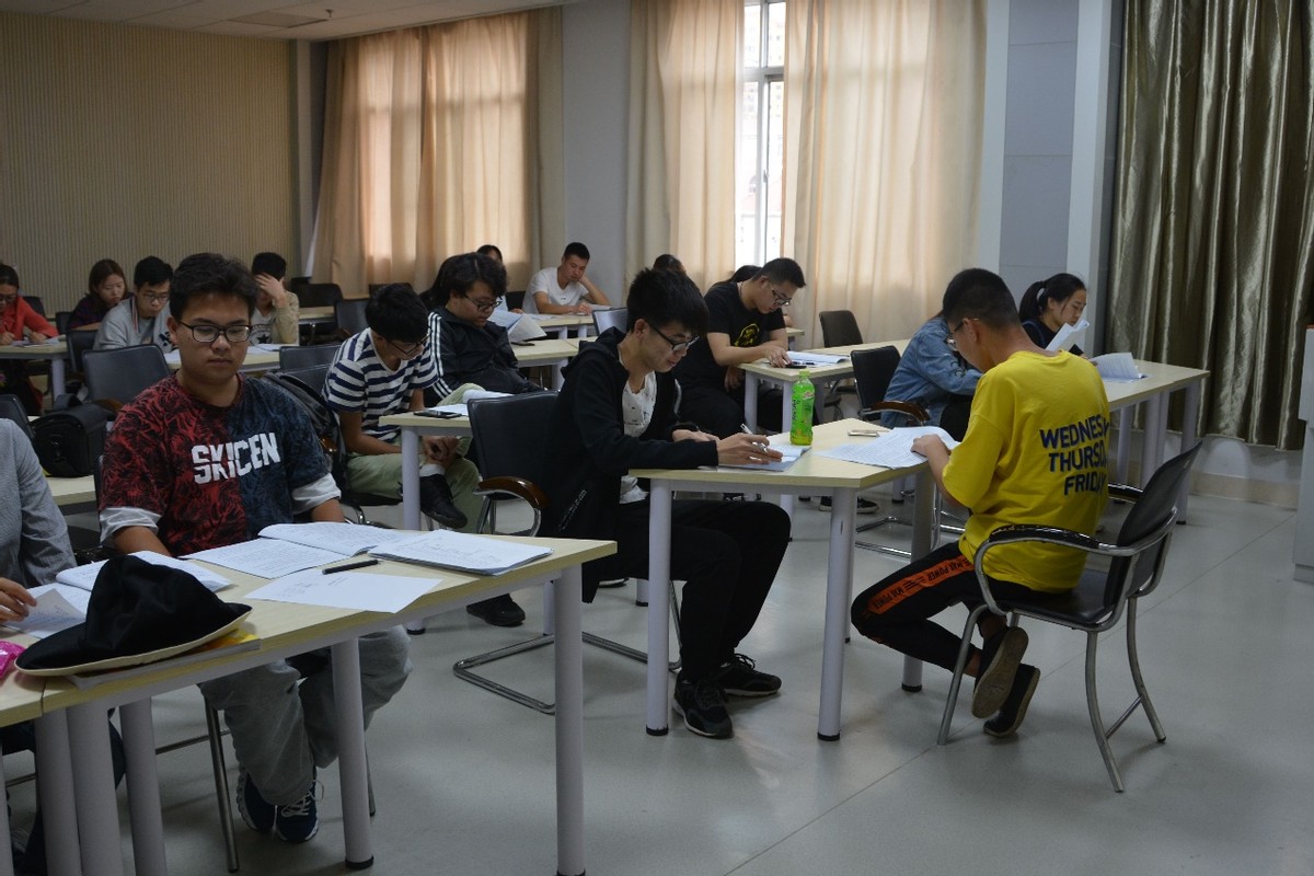 大学里的潜在竞争关系，部分学生很后悔，大学四年没有好好学习