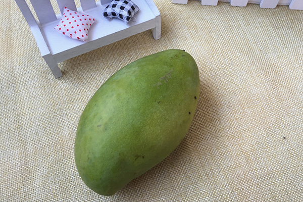 央视曝光7成保鲜膜含“致癌物”，爱用保鲜膜的家庭，自查3件事