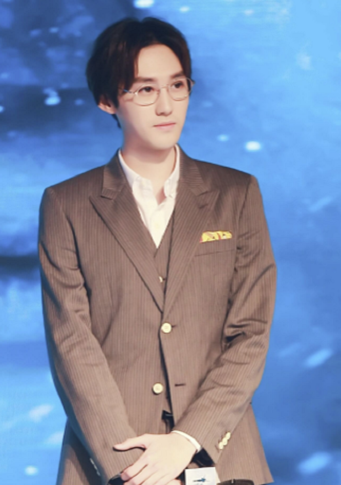 “自带悲剧脸”的8位男星，五官凑在一起，演什么都很丧，怎么救