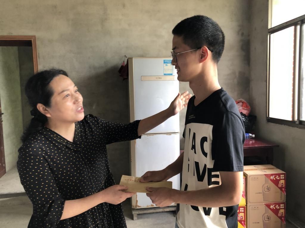 父母残疾全家靠吃野菜度日，大哥辍学打工供他上学，如今考进清华