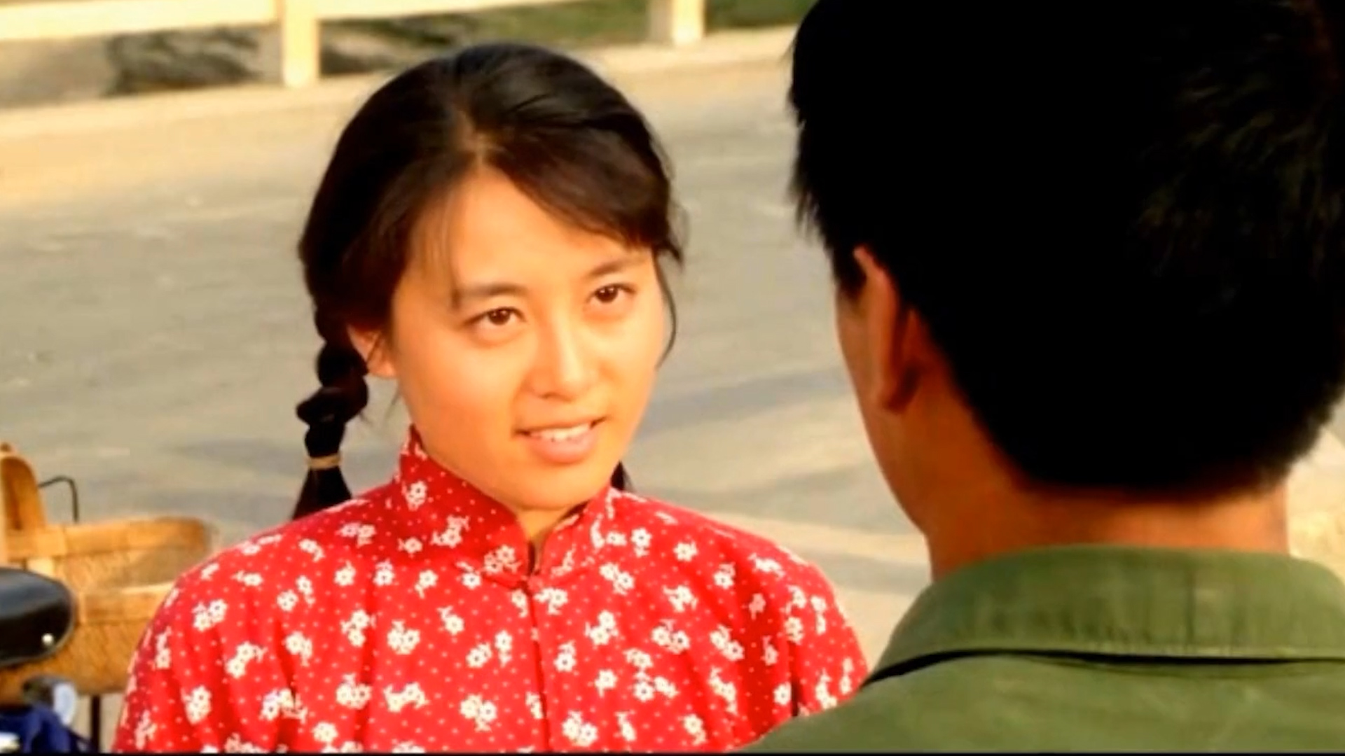 最终,刘巧珍终于鼓起勇气,接过高加林手上一个也没卖出去的馒头,谎称