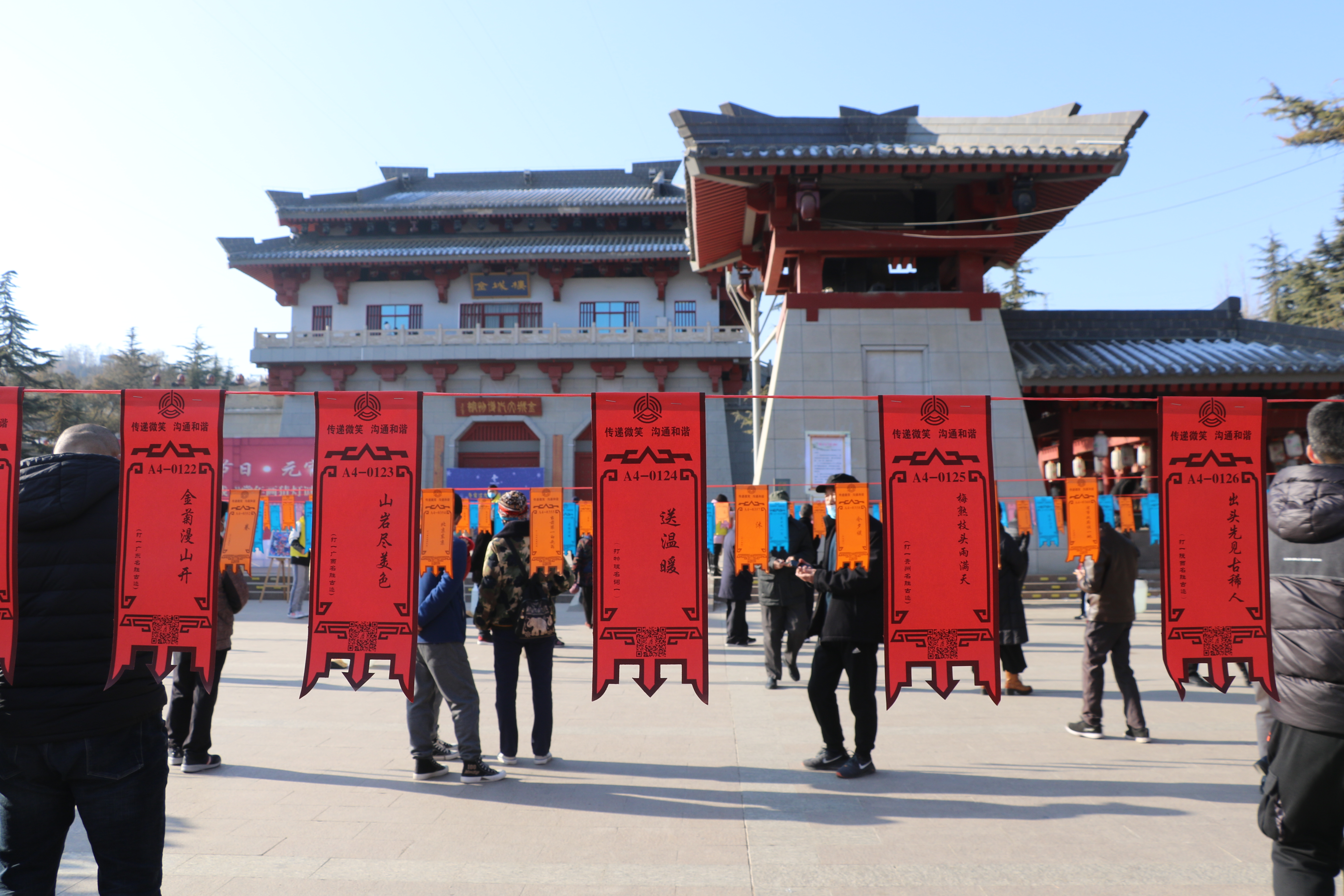 赏年画猜灯谜 正月十五闹元宵