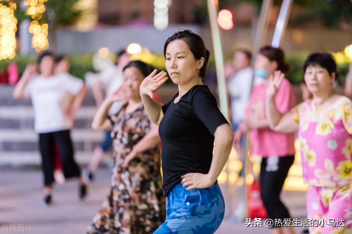 58岁大妈直言：跳交谊舞3个月我就怕了，那些男舞伴个个都很坏