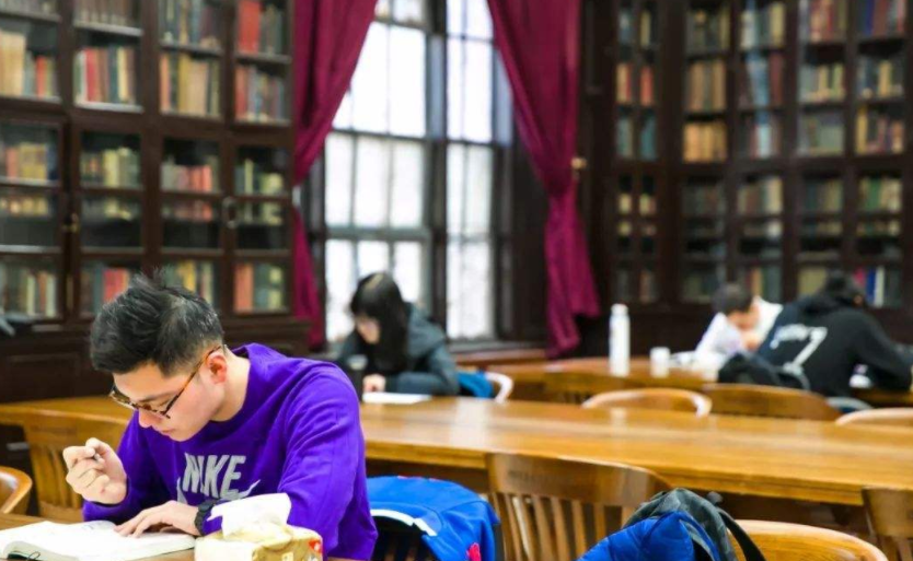 清华学霸真实生活曝光，晚上10点半的图书馆灯火通明，真叫人佩服