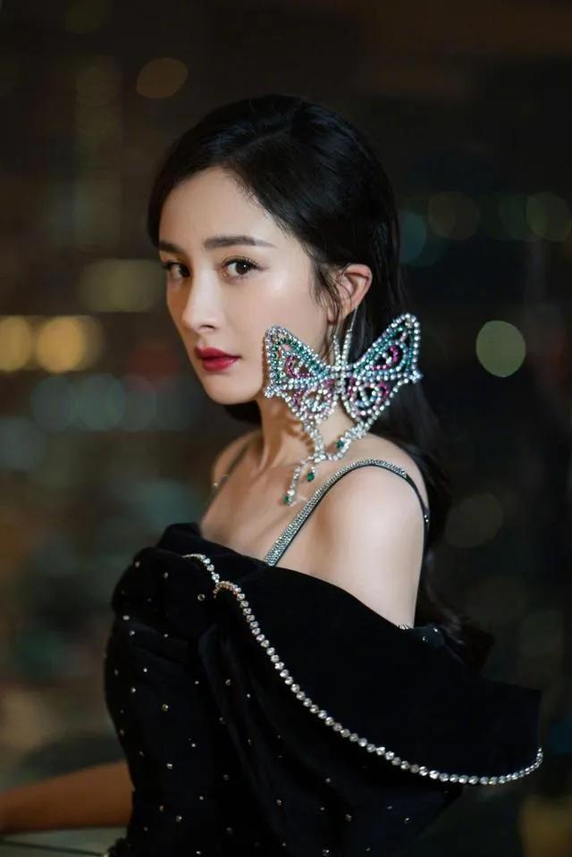 这3位女明星，超爱夸张耳饰，杨幂的烟头耳饰最为古怪