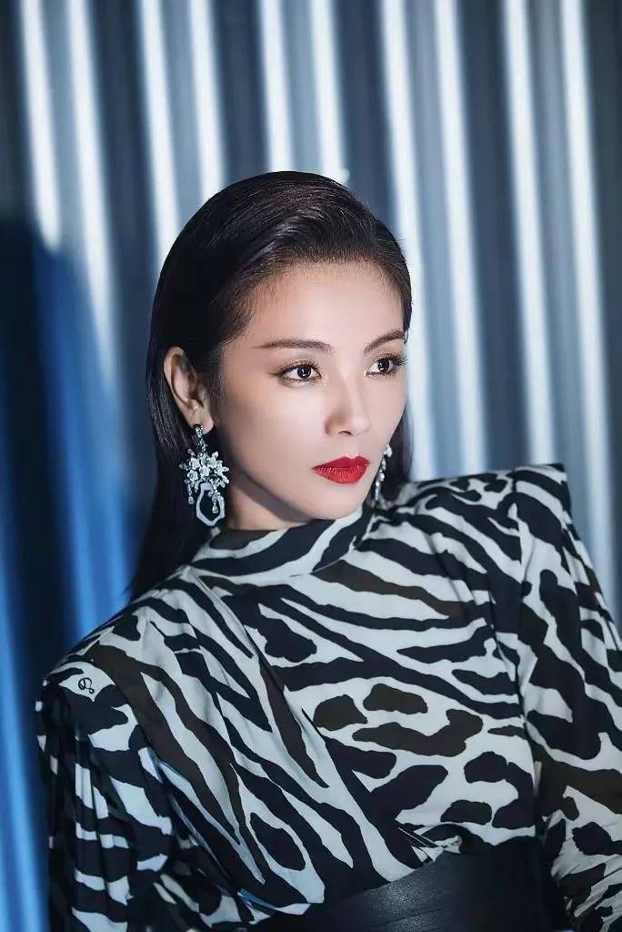 三大顶流的豹纹battle，迪丽热巴休闲惬意，赵丽颖杨幂一言难尽