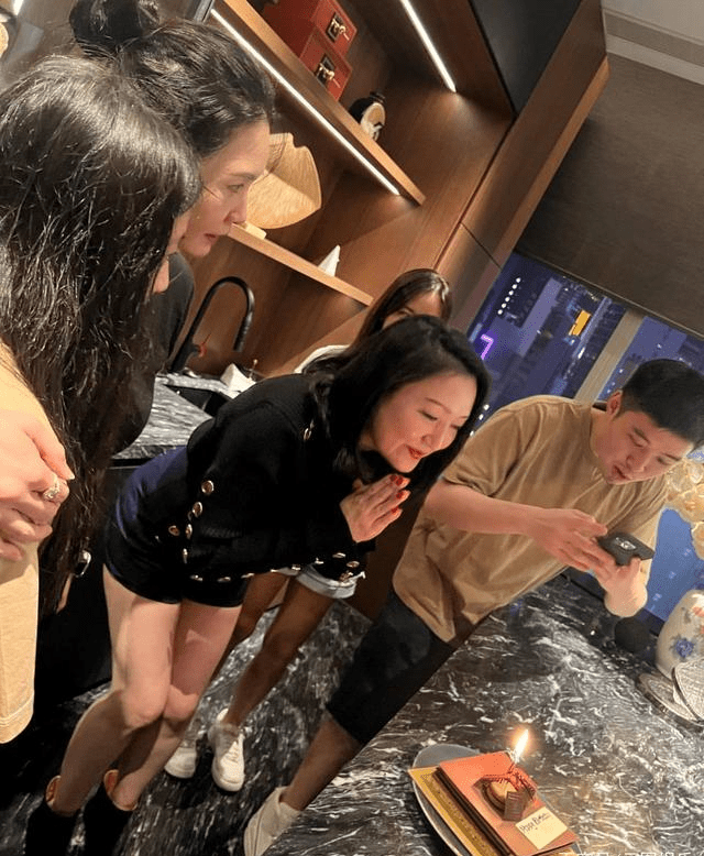 54岁邱淑贞为好友庆生罕露脸，戴名表钻戒显贵气，气质优雅高贵