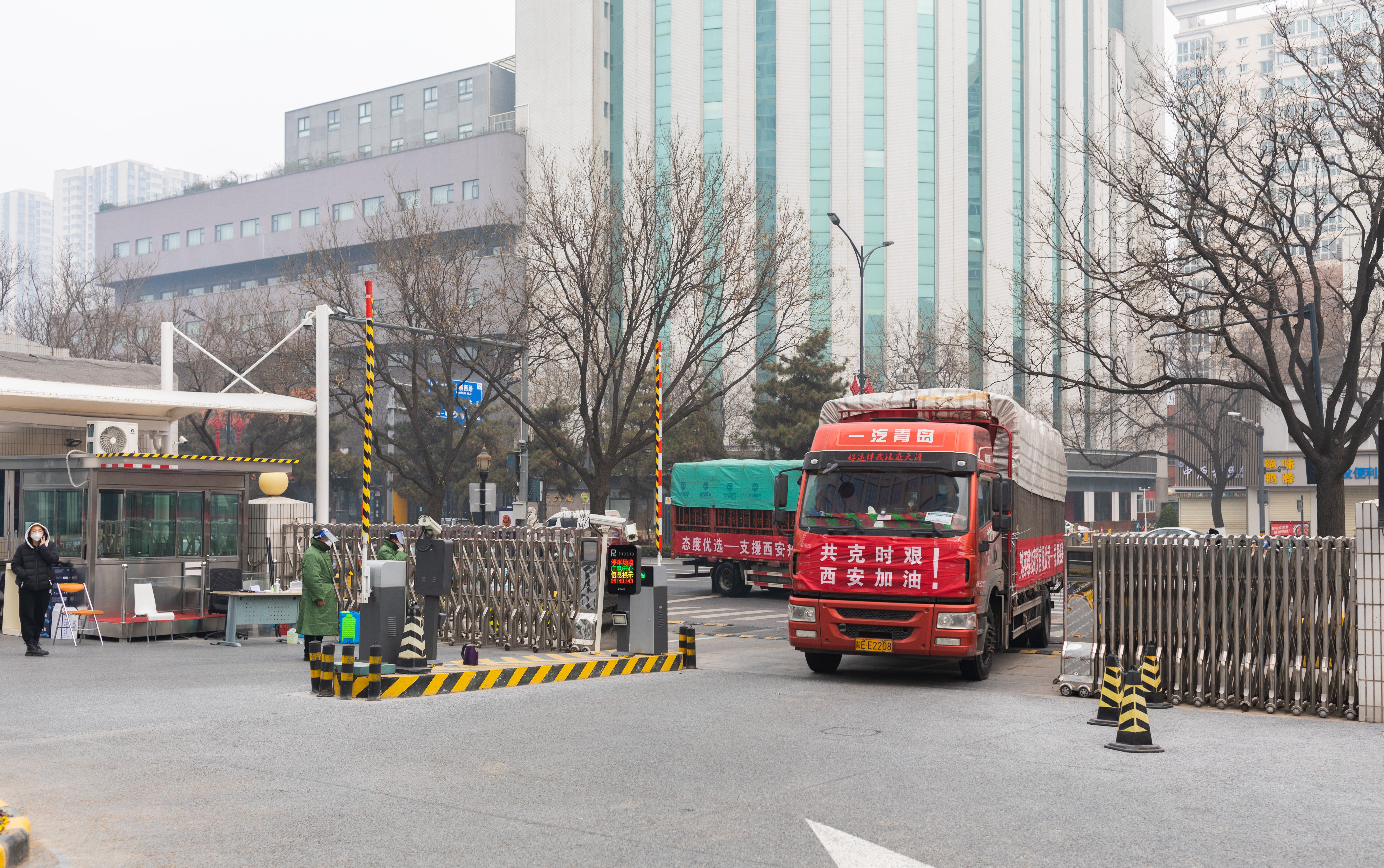 陕西农业品牌网、陕西绿农商贸公司为一线医护和新闻工作者送水果