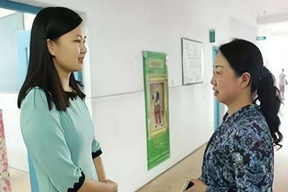 爸爸来开家长会，却被老师劝退回家，“您还是换件衣服再来吧”