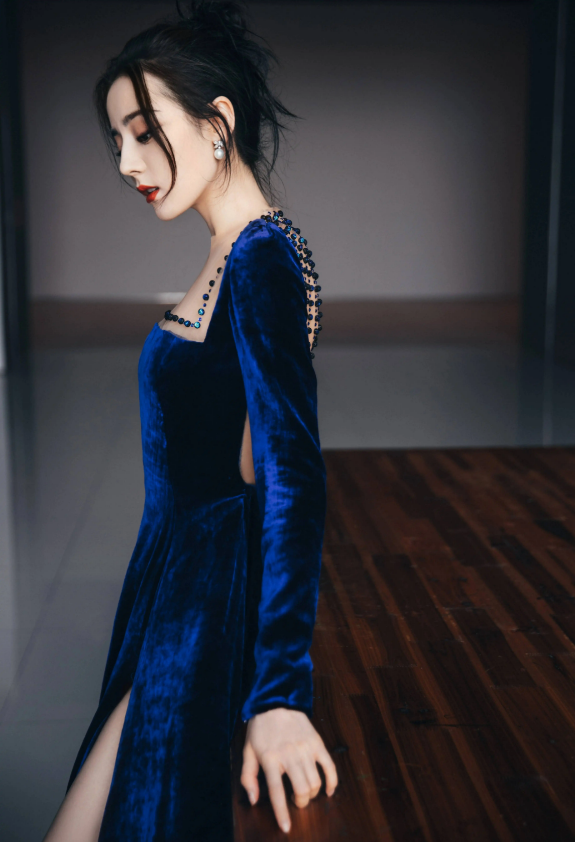 迪丽热巴也太有异域风情了,把灯笼当做衣服穿,短发造型也太A了