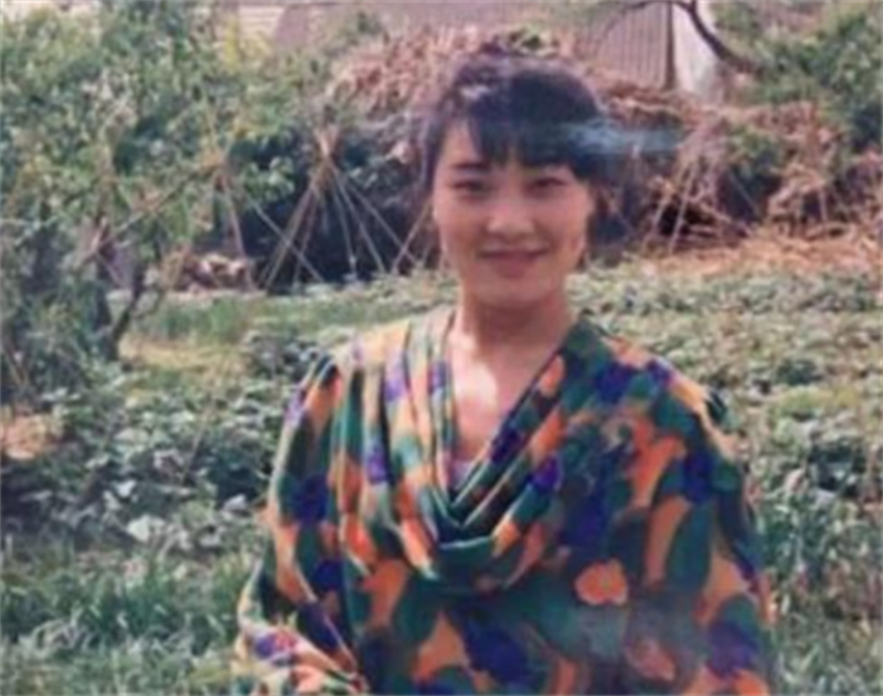 父母双亡，哥哥瘫痪，辽宁女孩不离不弃照顾27年，55岁至今未嫁