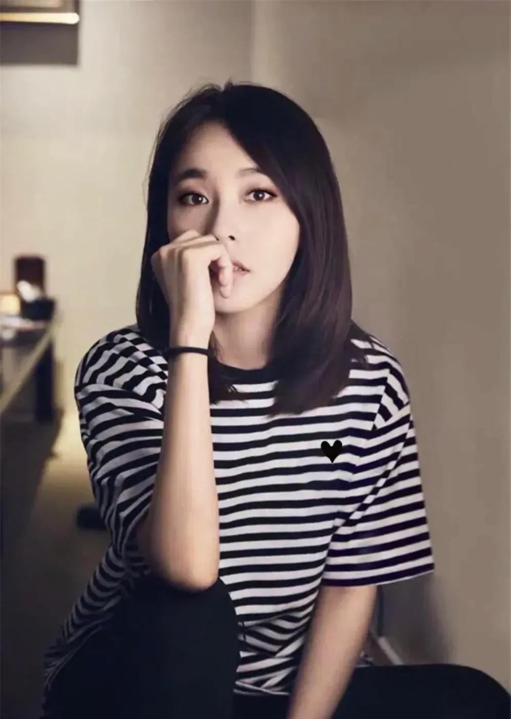 和以往文艺风不一样的张佳宁，黑白调服饰，复古的妆容，酷酷的