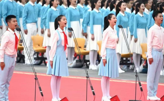 4名领诵员个个优秀，为啥唯独冯琳备受关注？杨澜一语道破玄机