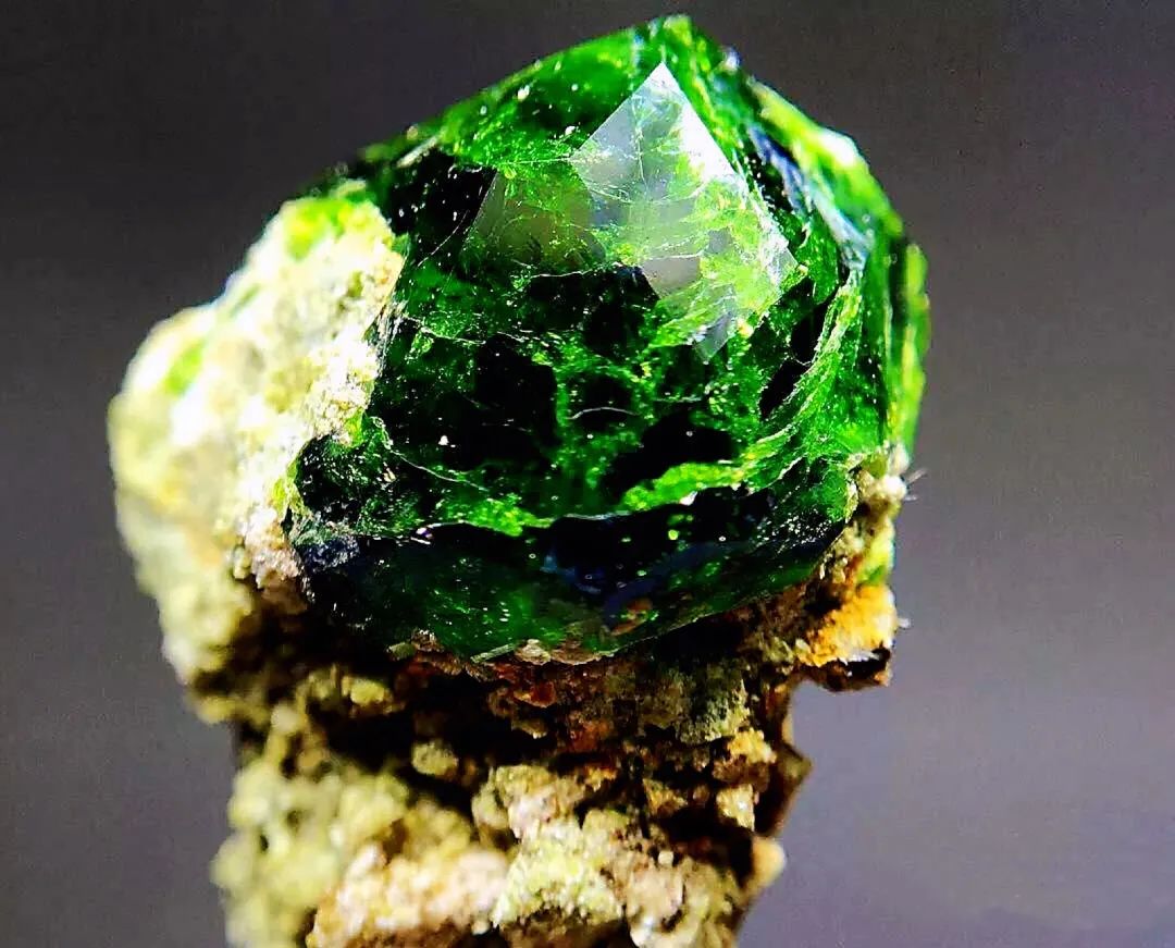 石榴石原石石榴石原石图片