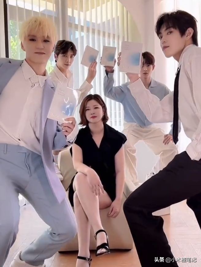 杜华与艺人拍土味视频，站C位气场强大，网友：还好王一博红的早