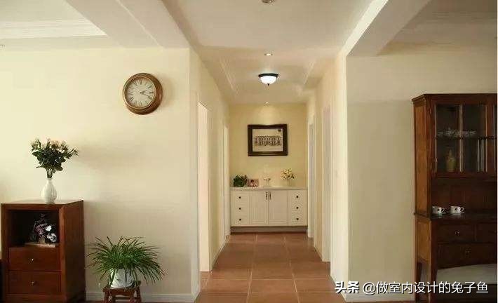 卧室放了“大衣柜”房门开不大，门“向外”开好吗？其实很有讲究