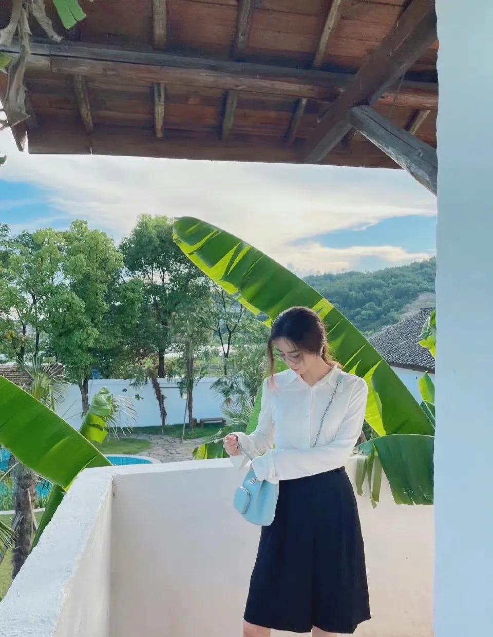 刘诗诗穿白衬衫配黑色裙裤，经典配色轻盈可人，温柔知性