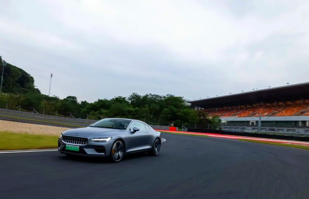 品味藝術品，置身碧海藍天試駕極星1