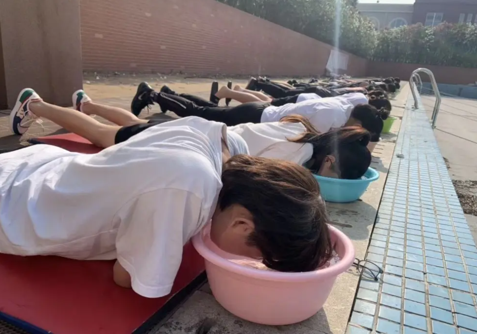 四川某高校女生举报，男生公然进“女泳池”潜水，校方作出回应