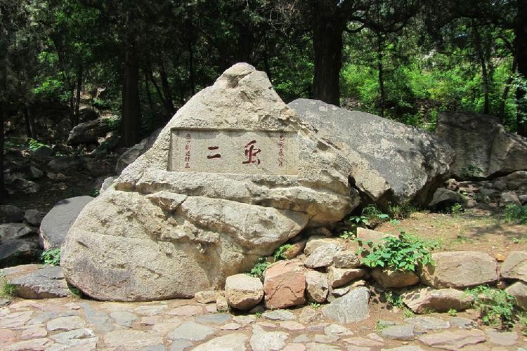 泰山上“䖝二”两字，日本专家研究了十年，郭沫若一笑破解谜底