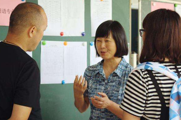 爸爸来开家长会，却被老师劝退回家，“您还是换件衣服再来吧”