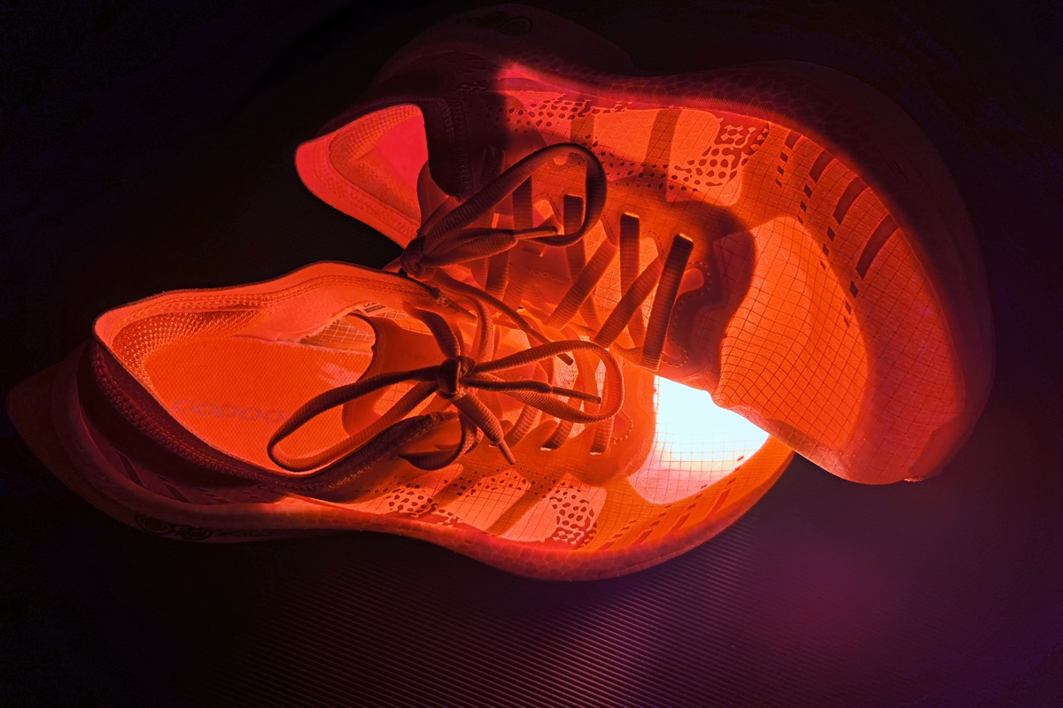 咕咚全掌碳板跑鞋42K，让“造风者”尽情去RUN