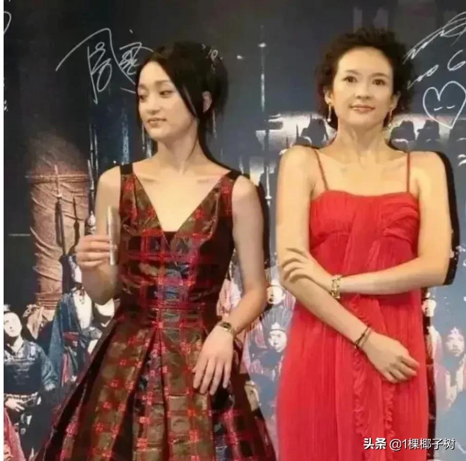 章子怡和周迅一起出席活动，都是电影高级脸，那时演员的脸很自然