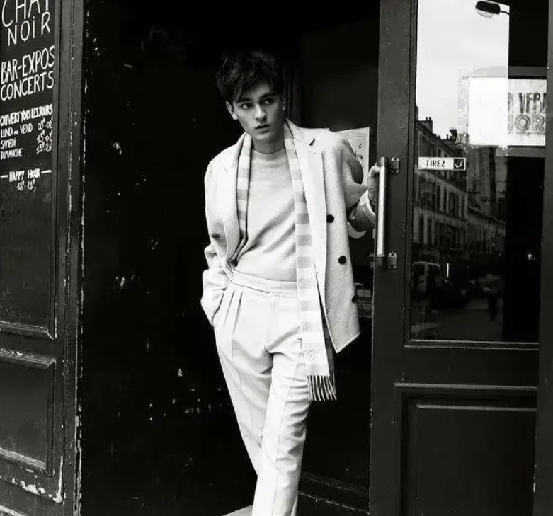 阿兰·德龙3个儿子：颜值差父亲一大截，私生子最像他却从未被承认