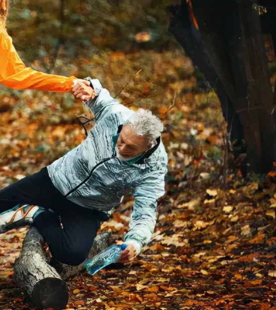 【以案普法】七旬老人摔倒，女子因扶他意外骨折，谁该担责？法院判了！