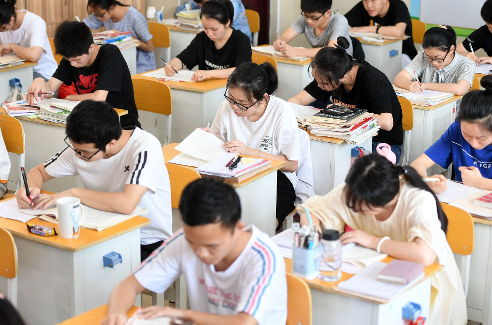 1977年高考试卷再次被讨论，初中生摆手，高中生感慨：生错了年代