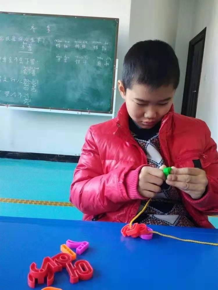 徐州八旬奶奶每天在学校对面坐等八小时：他还没长大，我不敢老