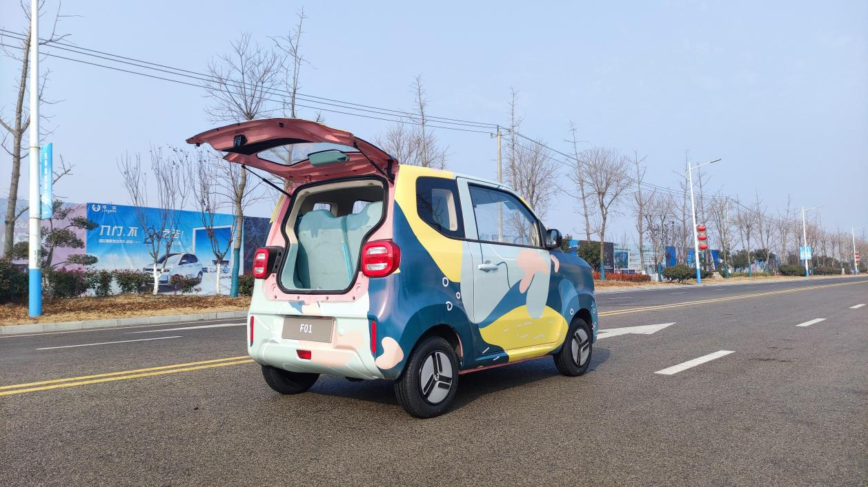 諜照曝光！凌寶攜全新一代智趣小車F01領(lǐng)跑新年