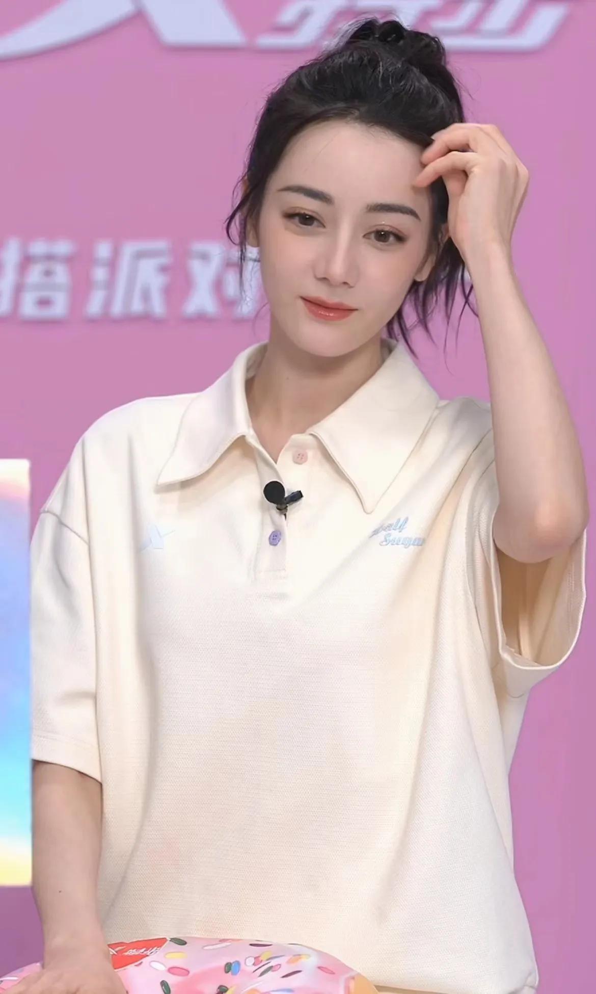 迪丽热巴polo衫穿搭，运动风满满的青春气息，谁能不爱