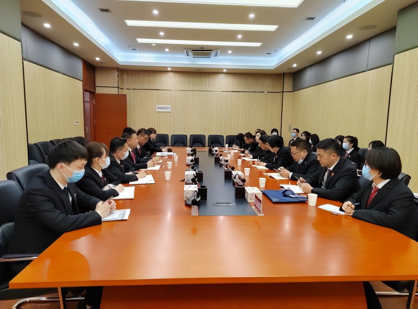 西安铁路运输两级法院到碑林法院交流座谈