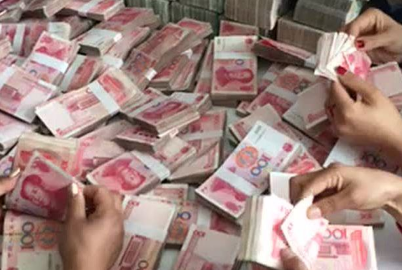 2006年，武汉一大学校长敛财数百万藏床下，工作人员清点了4小时