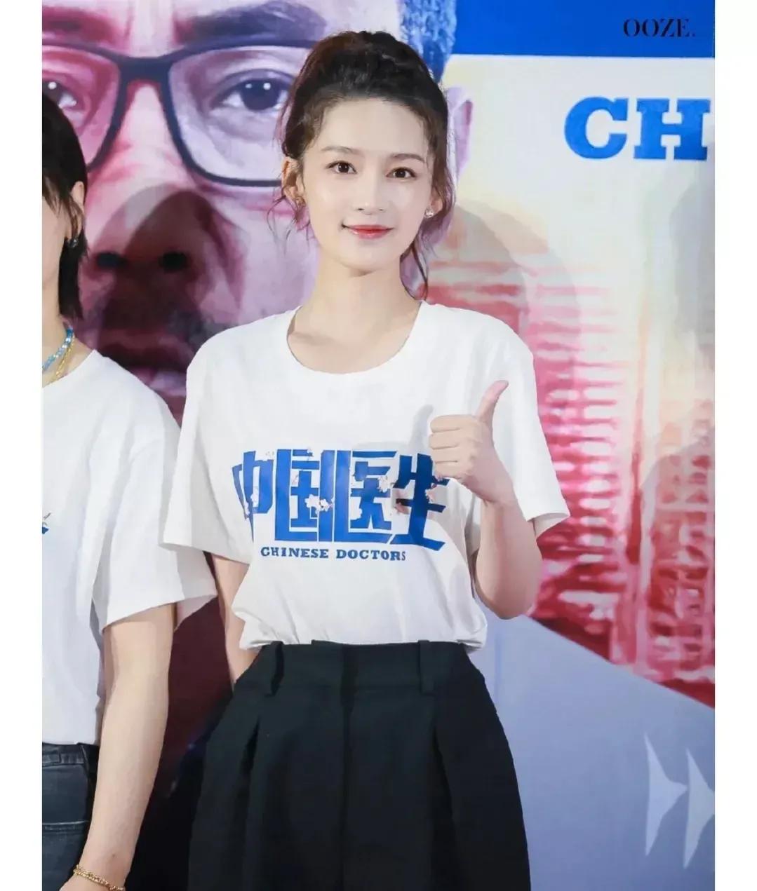 李沁清新自然，微卷高马尾，简单白T黑裤，骨子里的美无需华服