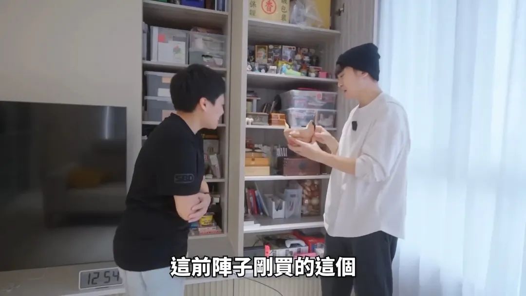 34岁著名主持人出道11年，却蜗居59㎡老破小，网友：这么寒酸？
