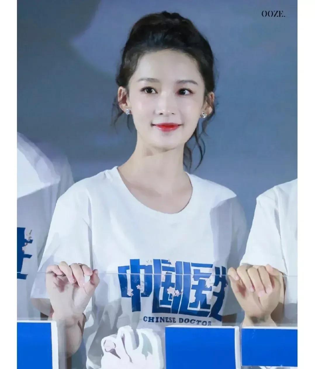 李沁清新自然，微卷高马尾，简单白T黑裤，骨子里的美无需华服