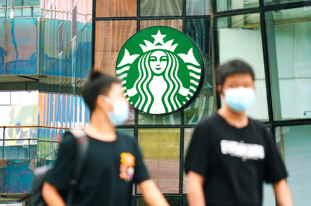 价格拼不过瑞幸,品质拼不过精品咖啡,星巴克会被年轻人抛弃吗?