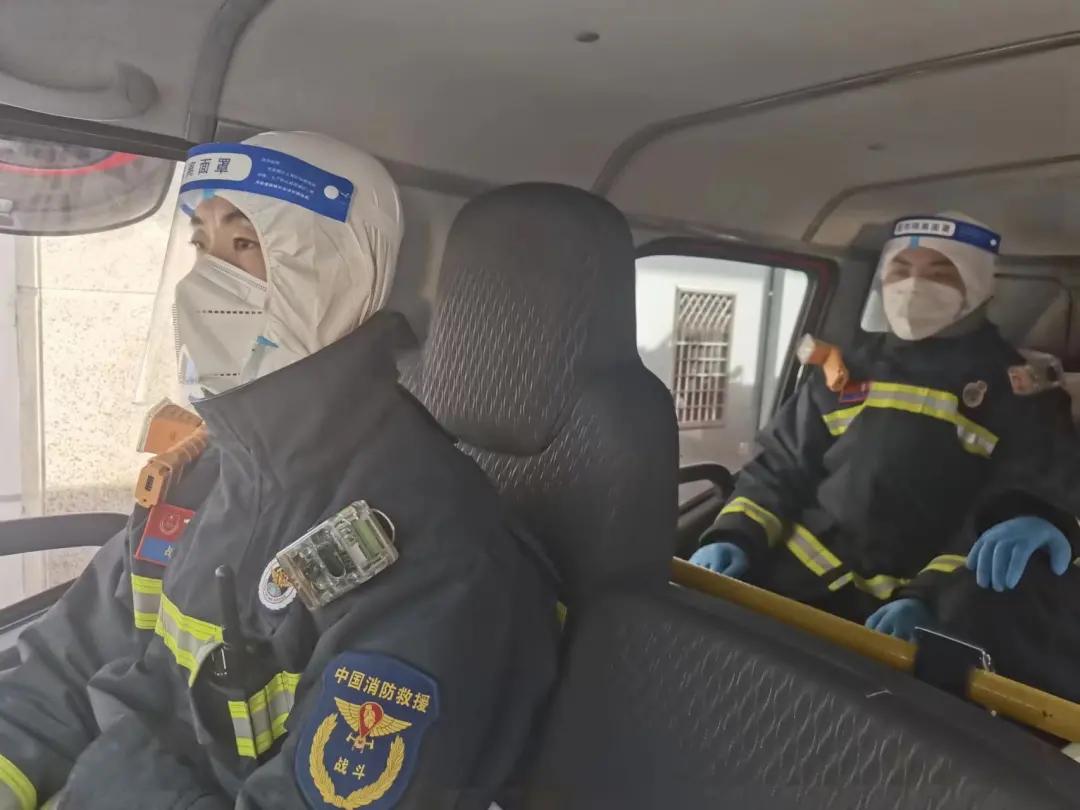 为了人民群众的平安幸福，“火焰蓝”化身“战疫白”