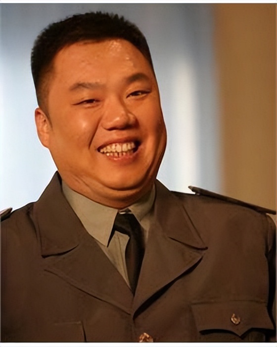 “李大嘴”姜超，相亲20次娶胖妻，38岁才得子，蜗居生活也幸福