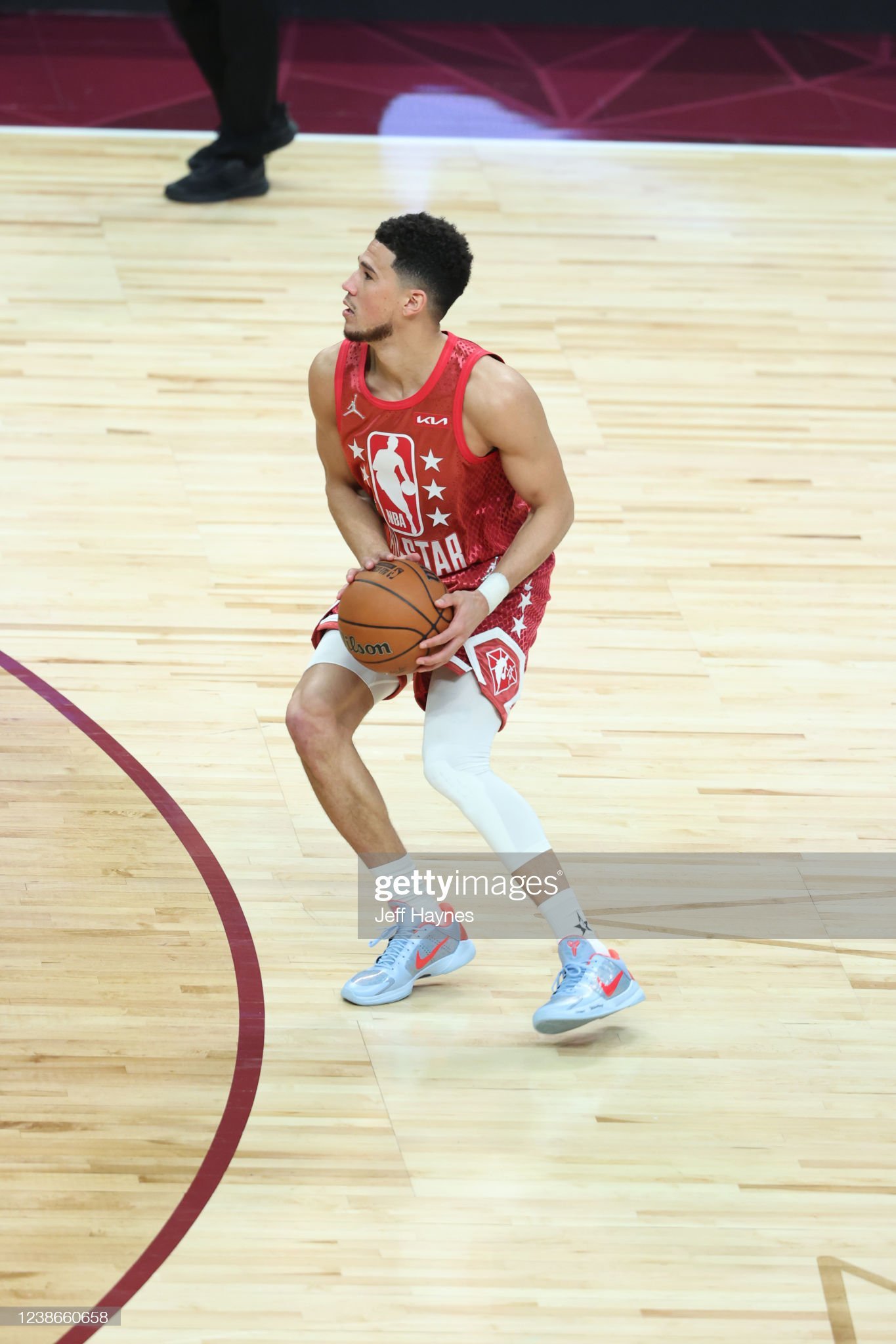 nba为什么有中锋不卖鞋(东方力量闪耀全明星！老詹换了三双鞋，阿迪太惨，UA是最大赢家？)