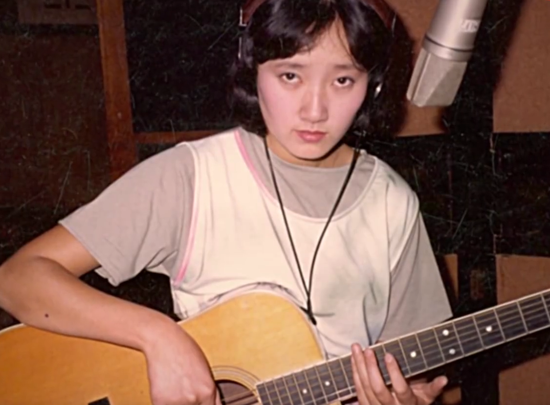 61岁成方圆玩滑板!留短发妆容精致很干练,开卡丁车显酷飒