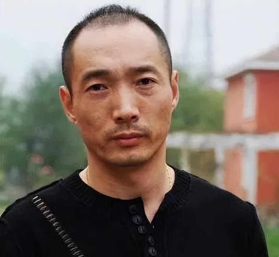 《征服》中,"金宝"死心塌地地跟着刘华强,哪怕死也不离去.