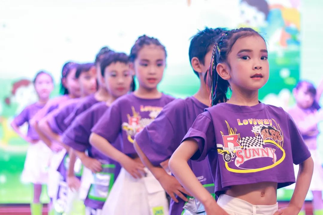 天府新区华阳实验小学举行“童星耀五月·艺术绽花开”群舞比赛