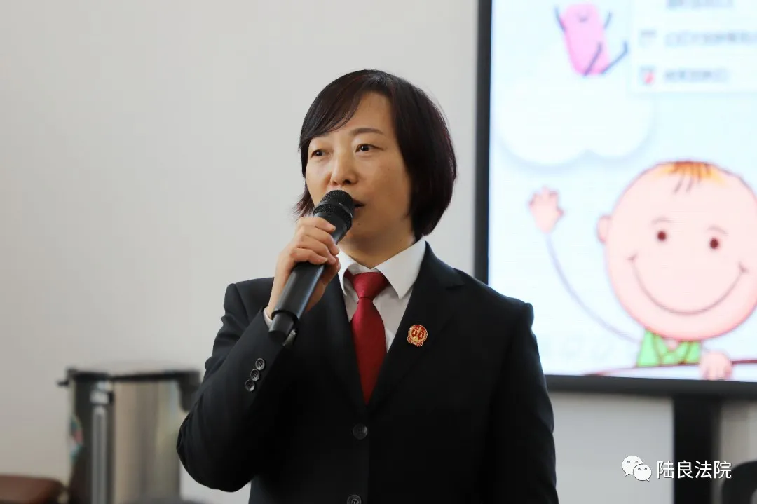 【八五普法】“把爱带回家 送法到校”陆良法院护“未”成长