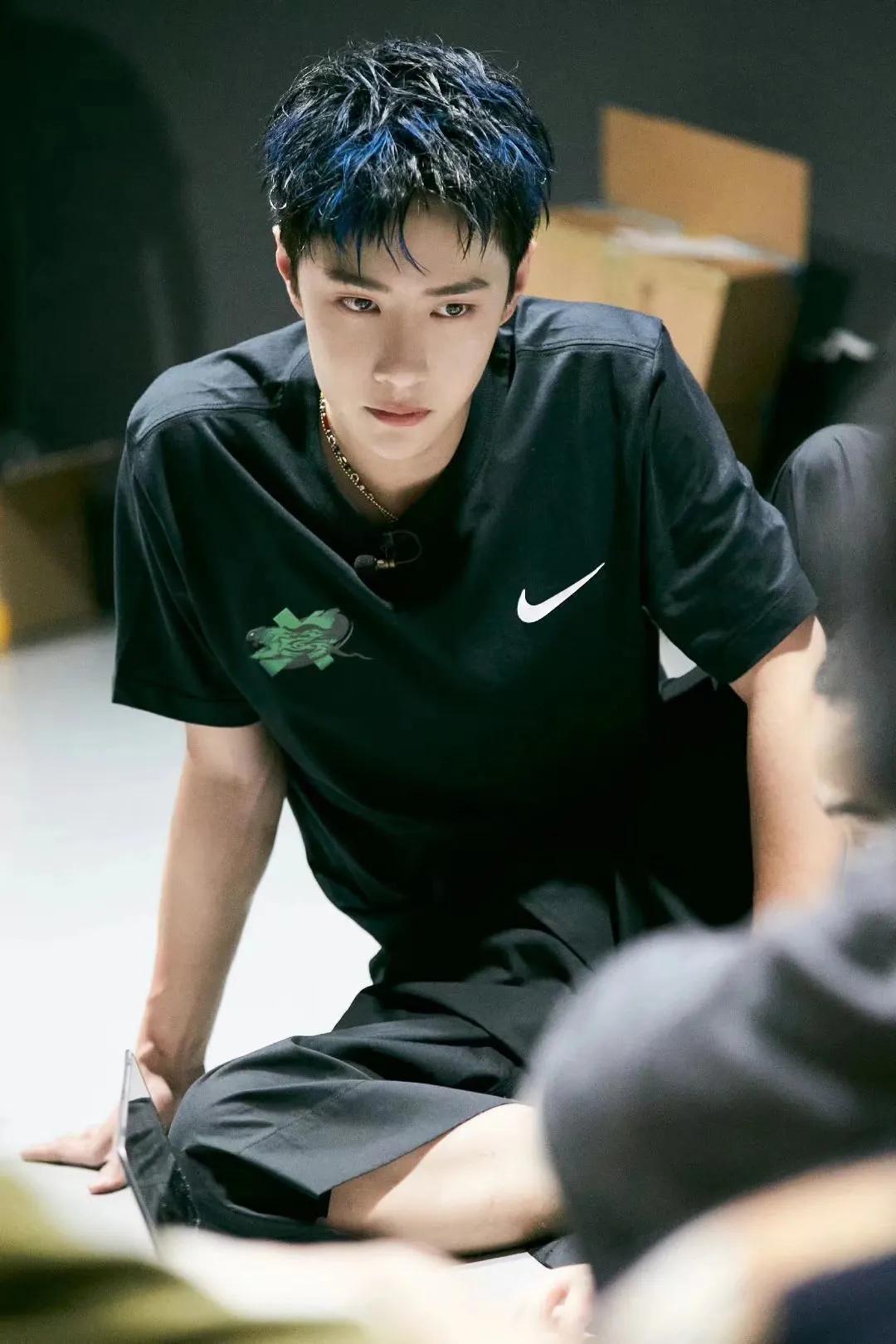 王一博坐姿合集