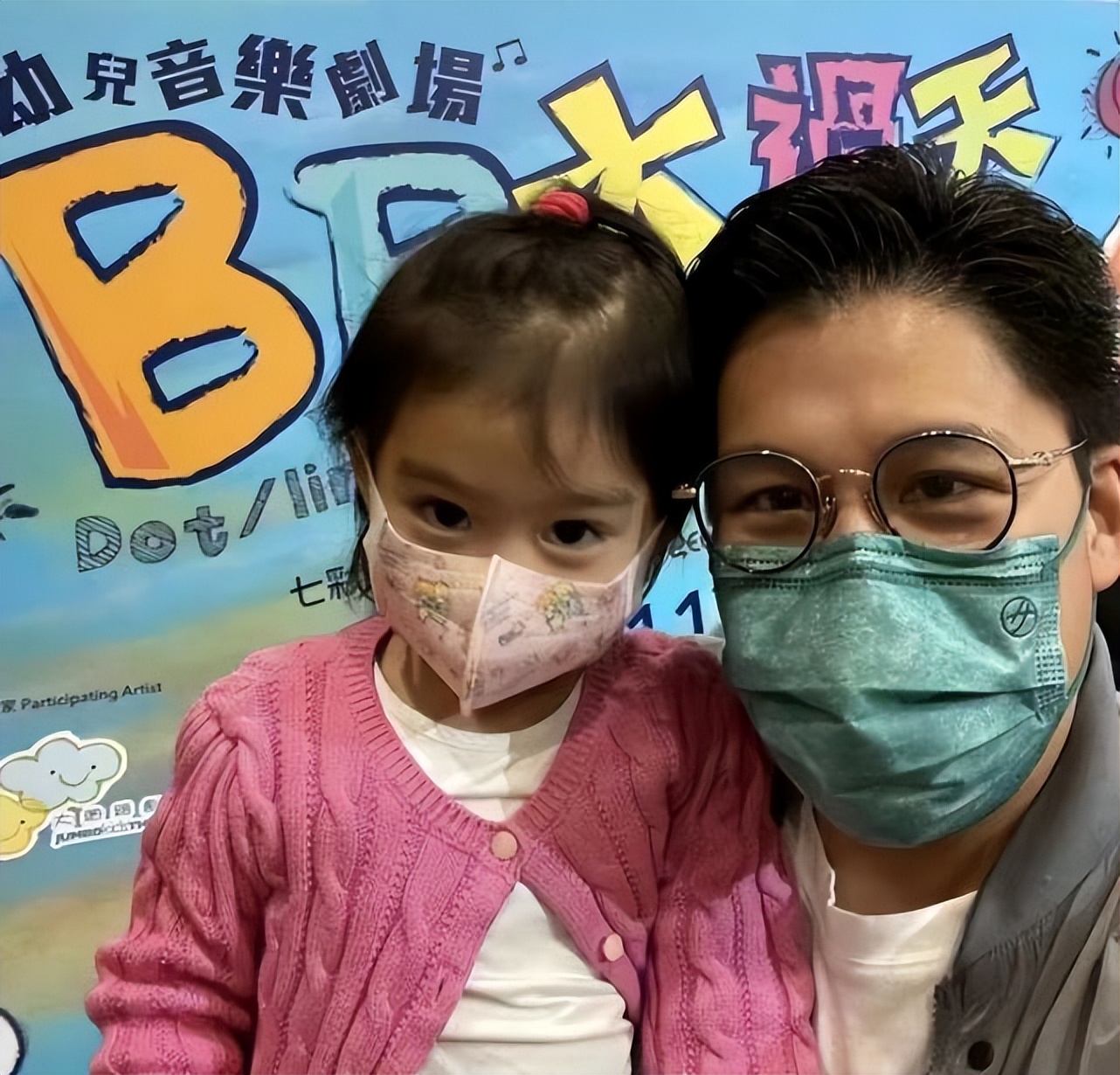 霍启刚父亲节享福了！三个孩子联手为他做美食，长女穿碎花裙好萌